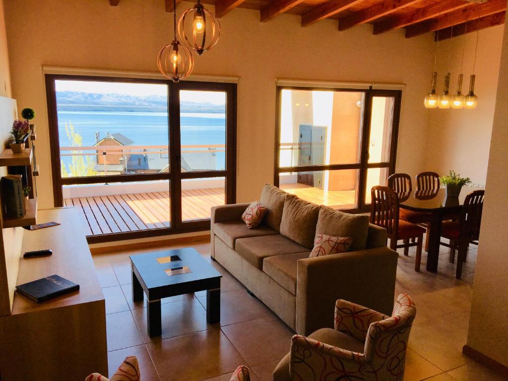圣卡洛斯-德巴里洛切Balcones al Nahuel II的带沙发的客厅,享有海景