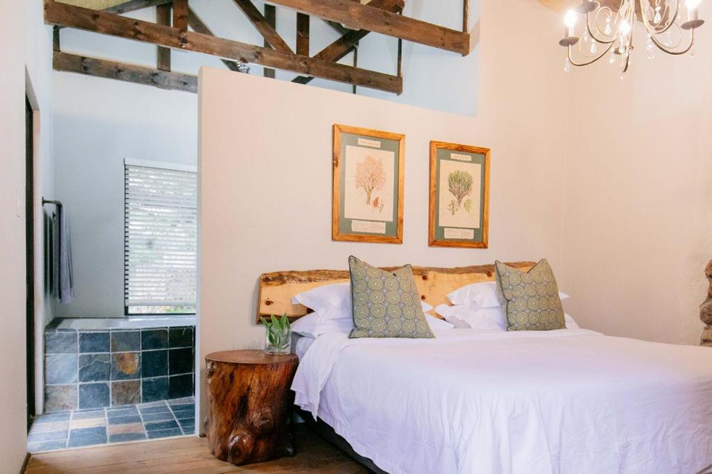 MaguduBelvedere Game Ranch的一间卧室配有一张床和一张木立柱床