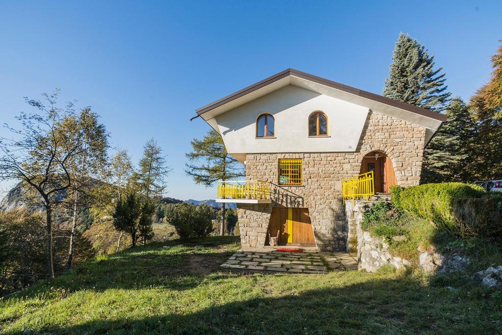 皮亚诺德雷斯内利Villa Amarita的草山上的小石头房子