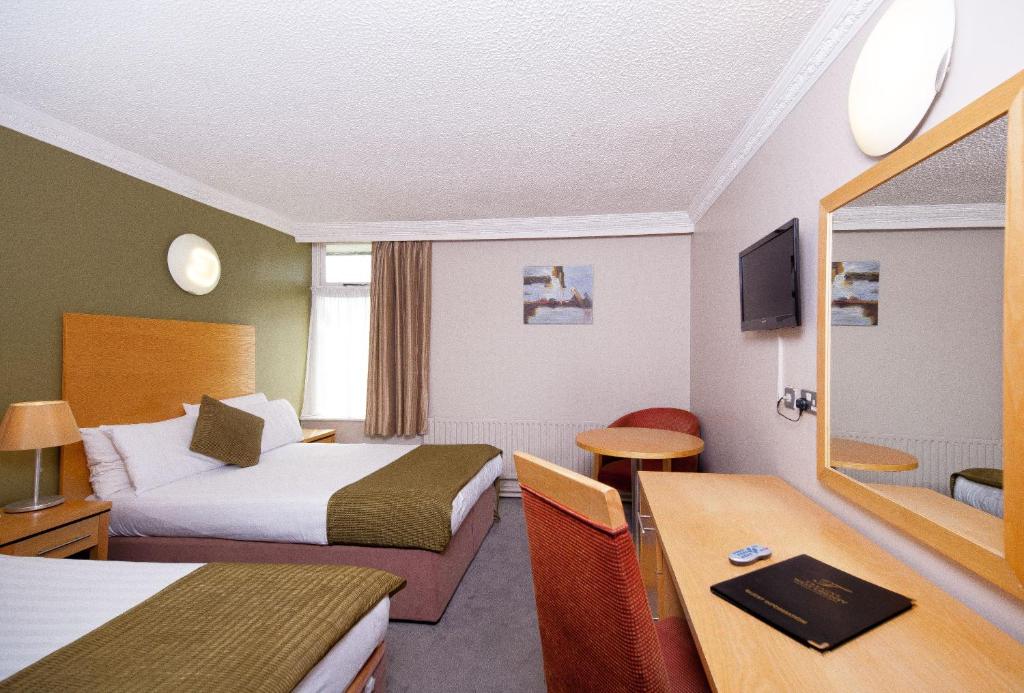 恩尼斯特利斯西县会议和休闲中心酒店的酒店客房配有两张床和一张书桌