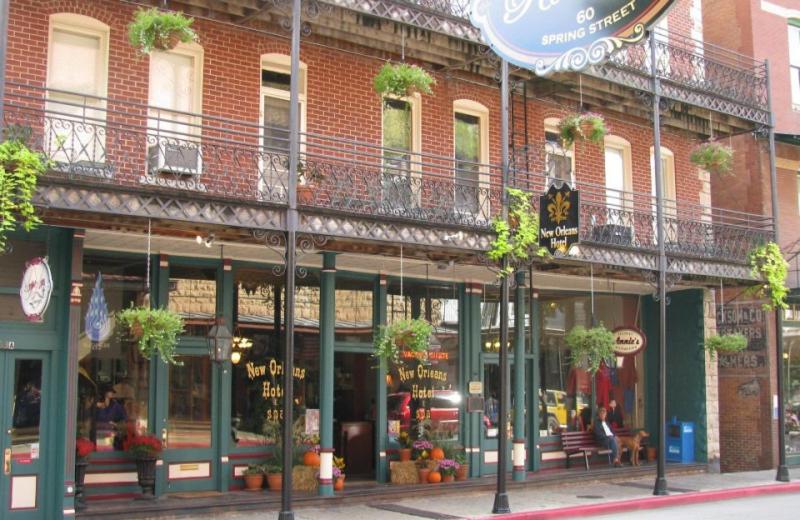 尤里卡斯普林斯New Orleans Hotel Eureka Springs的街道上砖楼前的商店
