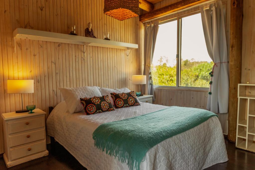 何塞伊格纳西奥BDL海滩设计阁楼二号度假屋的一间卧室设有一张床和一个窗口