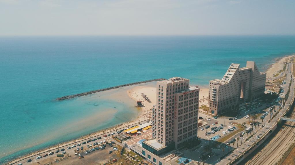 海法מגדל אלמוג חיפה - דירות "בלו ביץ'" על הים的享有海滩的空中景色,设有建筑和海洋