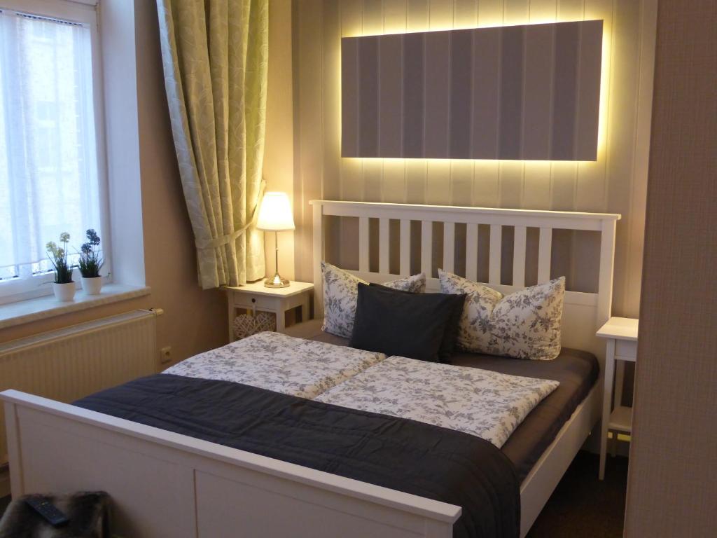德绍Pension Nord的一间卧室设有一张床和一个窗口