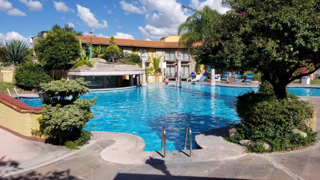 阿瓜斯卡连特斯哈深达德拉诺里亚大酒店的大楼前的蓝色海水大型游泳池