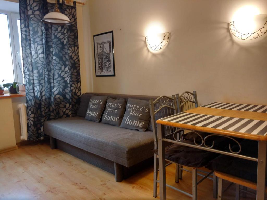 罗夫诺Three Bedroom Stepana Bandery Street的客厅配有沙发和桌子