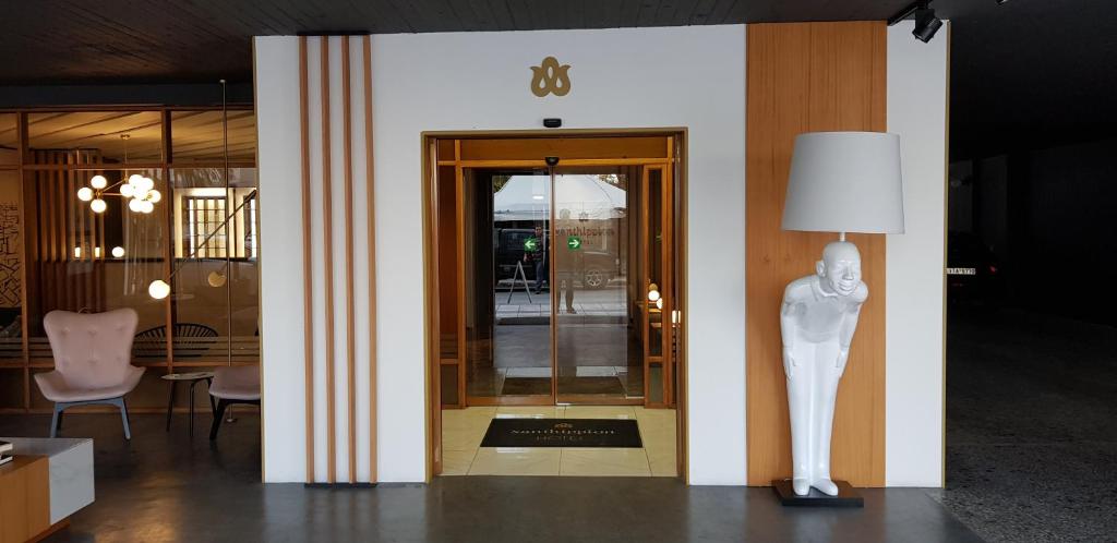 克桑西克桑西皮昂酒店的玻璃门旁的 ⁇ 雕像