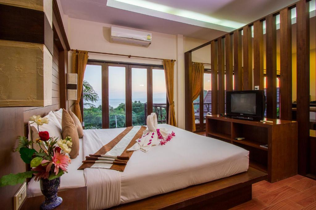 高兰普客伊兰达酒店的一间卧室设有一张床、电视和窗户