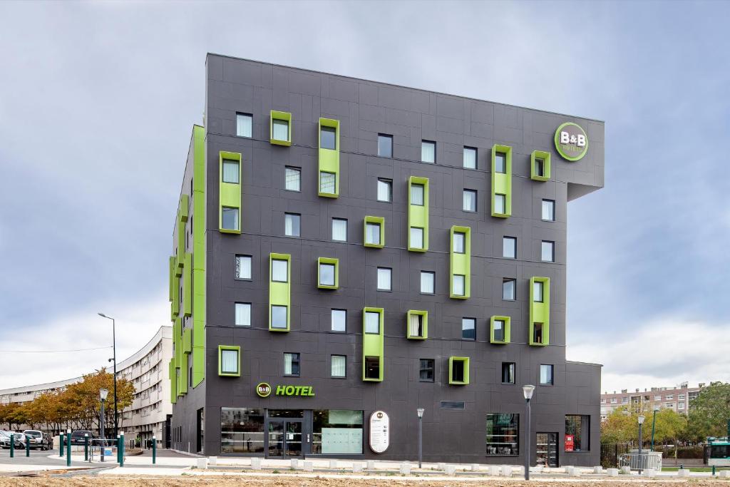 热讷维耶B&B HOTEL Paris Gennevilliers Asnières的绿色和灰色的大建筑