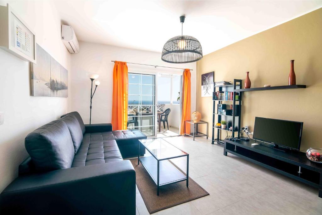 卡门港帕纳罗公寓的带沙发和电视的客厅