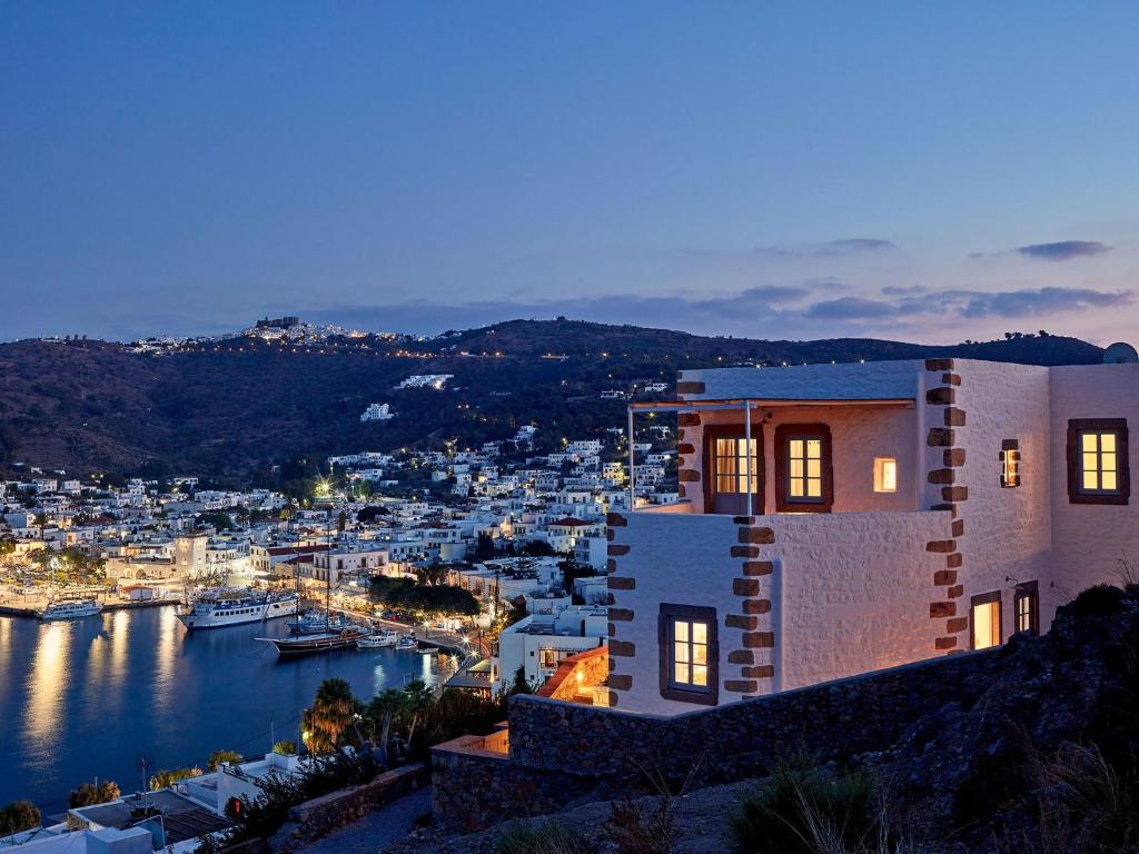 斯科拉Patmos Eye Traditional Luxury Villas的享有海港景色的房屋