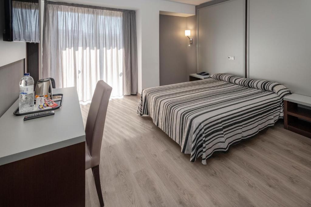 卡里拉夏日酒店的配有一张床和一张书桌的酒店客房