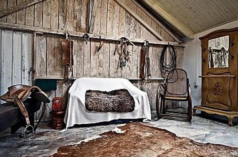 巴热查卡勒达斯洛塞拉斯农家乐的一间设有床铺和木墙的房间