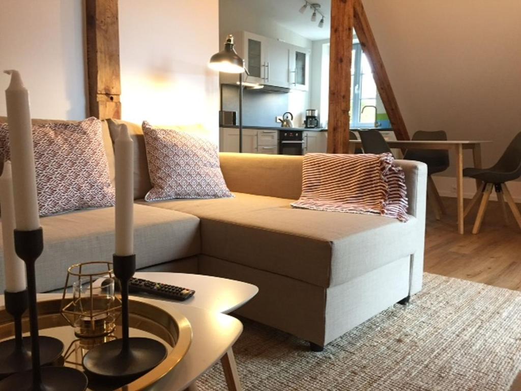 波茨坦Potsdamer Stadtoase的客厅配有沙发和桌子