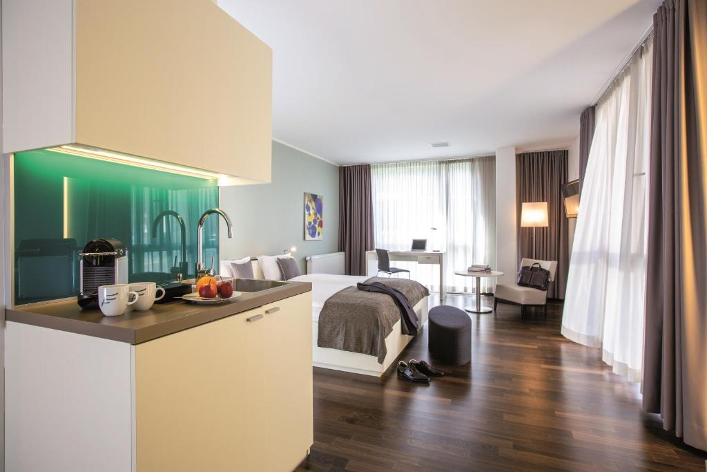 苏黎世苏黎世旗帜酒店的酒店客房带一张床和一个厨房
