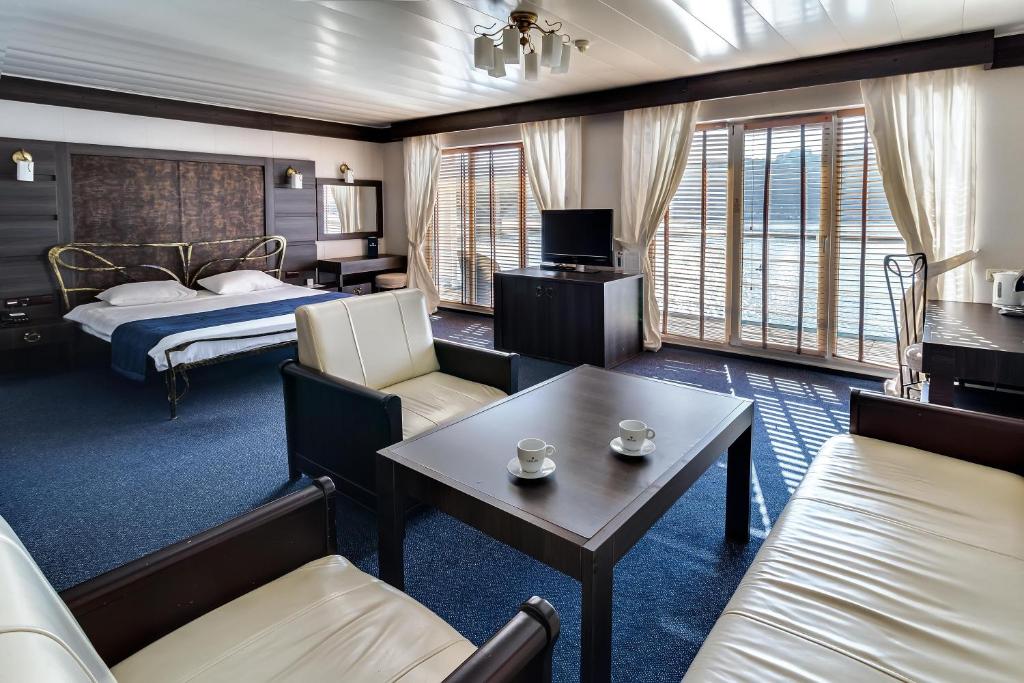 基辅巴卡拉酒店的酒店客房配有一张床铺和一张桌子。