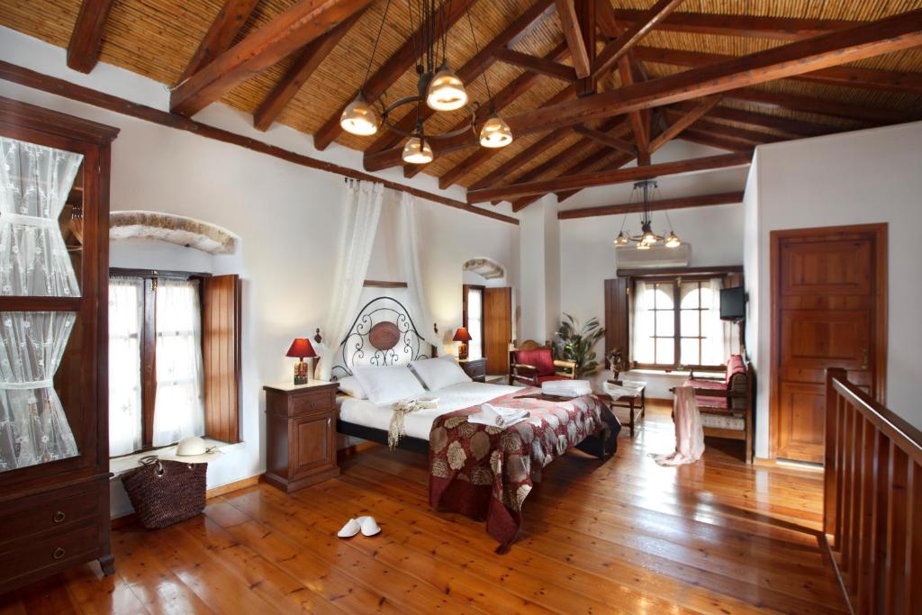 莫奈姆瓦夏彼得拉旅馆的一间大卧室,配有一张床铺和一张桌子