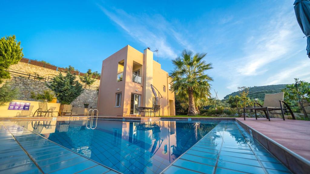 埃亚玛琳娜奈奇多Meliades Villas的别墅前设有游泳池