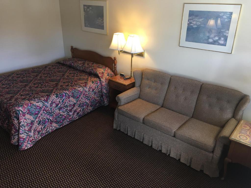 本宁顿卡塔曼特汽车旅馆的酒店客房,配有床和沙发