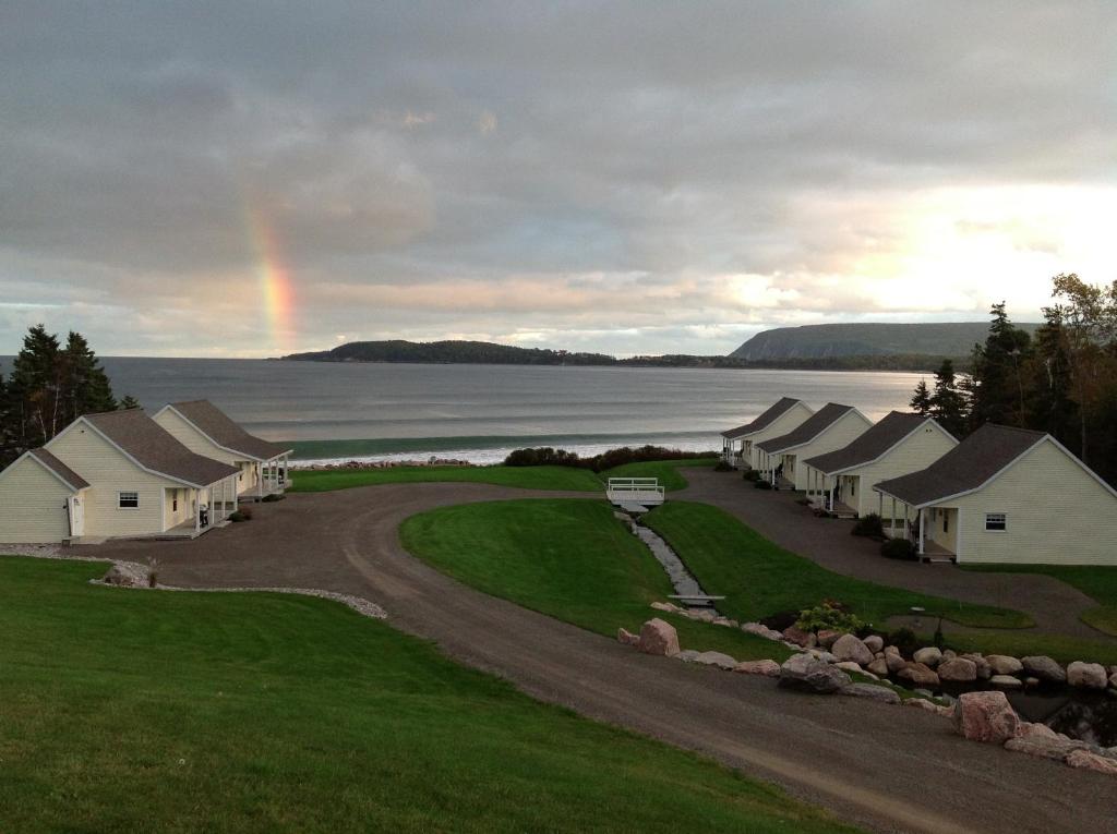 英戈尼什海滩元宵山空谷度假屋酒店的天空中一排房子的彩虹