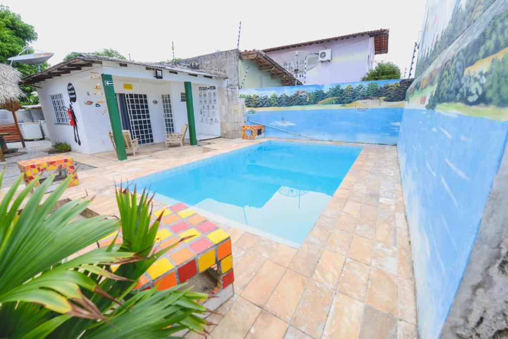 博阿维斯塔Hotel Hostel Caçari的一座带房子的庭院内的游泳池