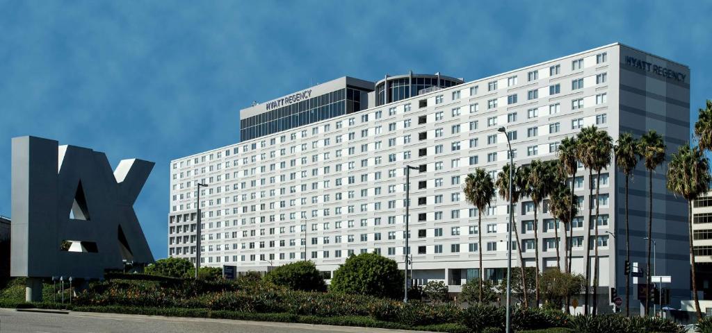 洛杉矶洛杉矶国际机场凯悦酒店的前面有标志的大型白色建筑