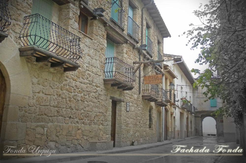 贝塞特Fonda Urquizu的街道边带阳台的石头建筑