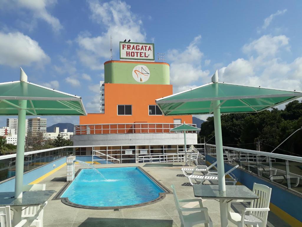 瓜拉派瑞Fragata Hotel的船屋的游泳池,带钟楼
