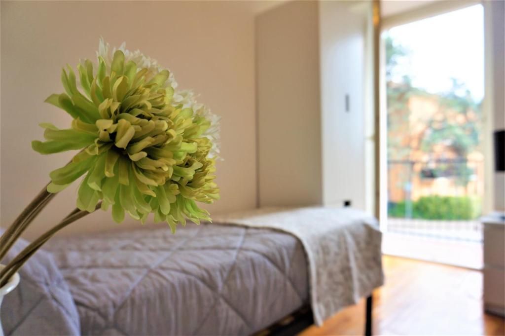 加尔达湖滨Apartment La Coccinella的一张大花,在一张床的房间