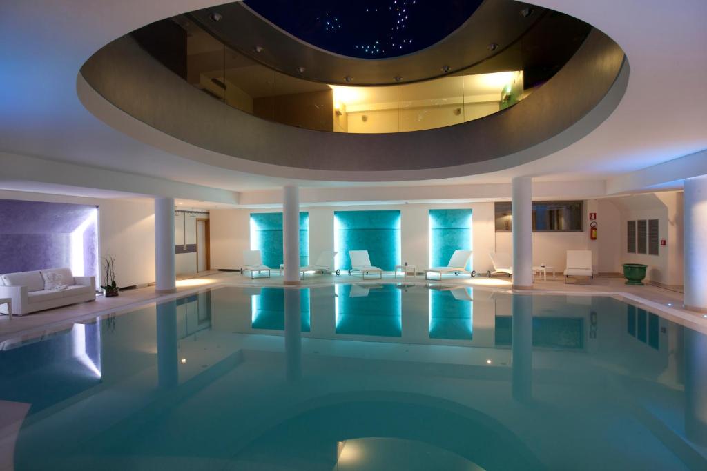 莱切莱切艺术和公园酒店的一座带圆形天花板的大型游泳池