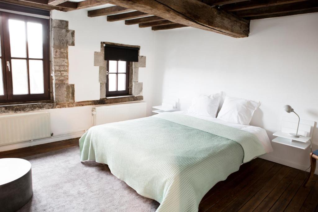 列日Maison Sainte-Marguerite的白色卧室设有大床和窗户