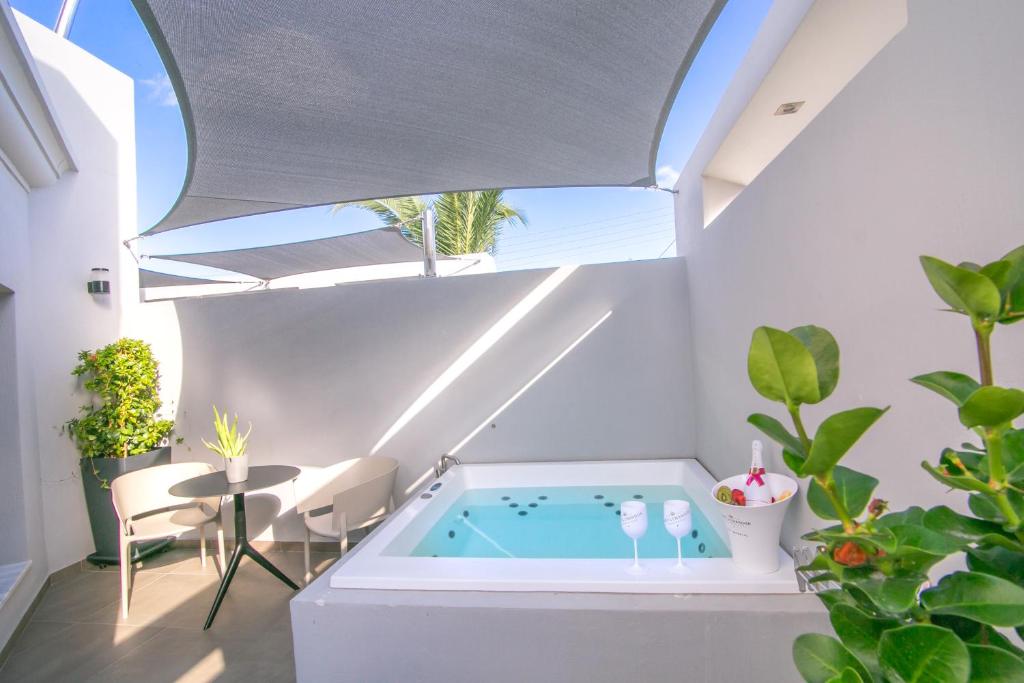 费拉马基斯套房酒店（仅限成人入住）的窗户客房内的室内热水浴池