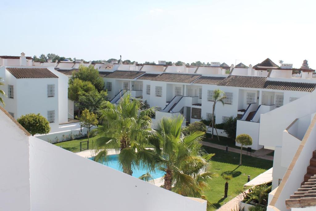 克莉丝蒂娜岛Apartamento en Urbanizacion Hacienda Golf Islantilla的白色房屋的空中景观