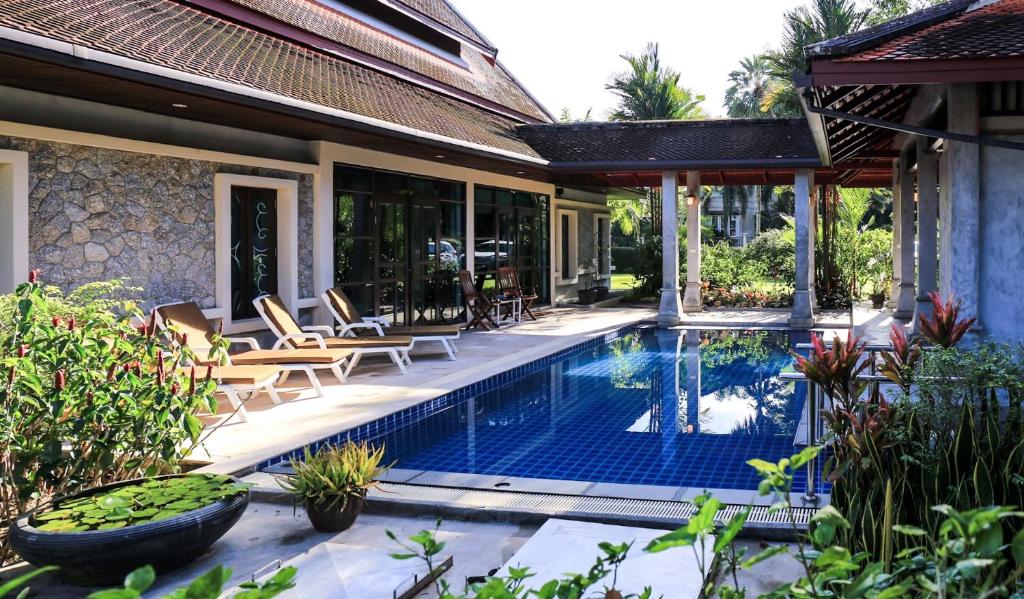 蔻立Sabai Private Pool Villa Khao Lak的游泳池别墅的图象