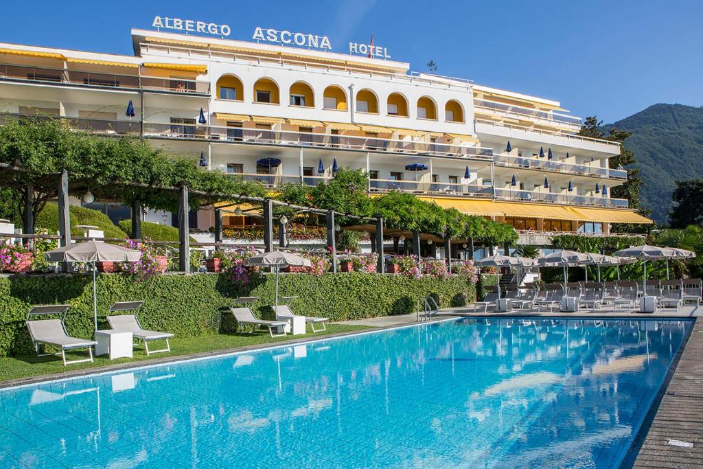 阿斯科纳阿斯科纳酒店的大楼前设有游泳池的酒店
