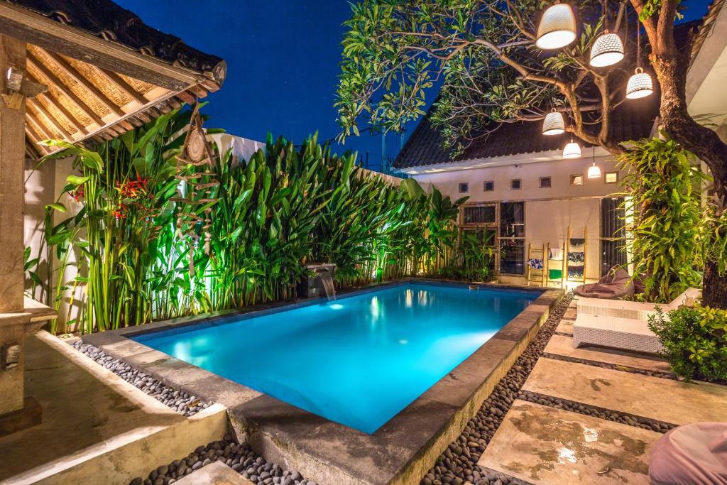 库塔巴厘岛洛卡尔旅舍的一座房子后院的游泳池