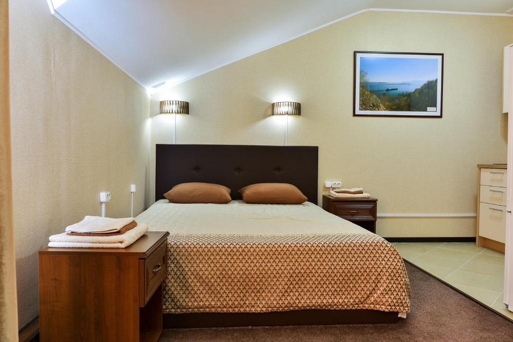 索利-伊列茨克Hotel Volga的一间卧室配有一张大床和一个带西德西德西德床的梳妆台。