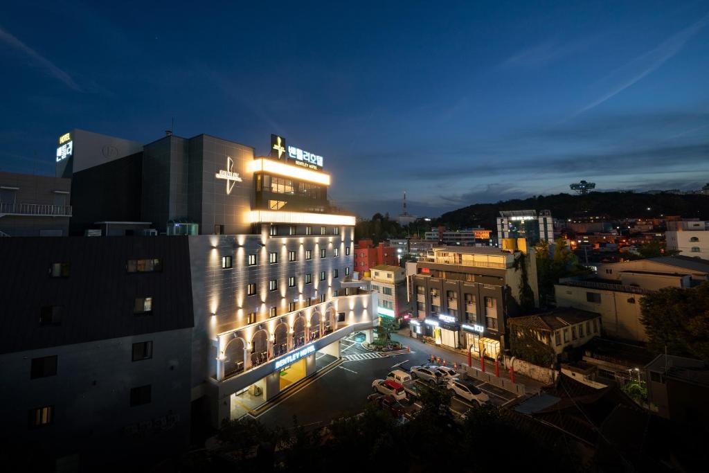 光州Hotel Artheim的城市的一座有灯光的建筑