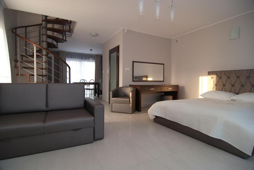 罗威Villa BALTICA的一间卧室配有一张床、一把椅子和楼梯