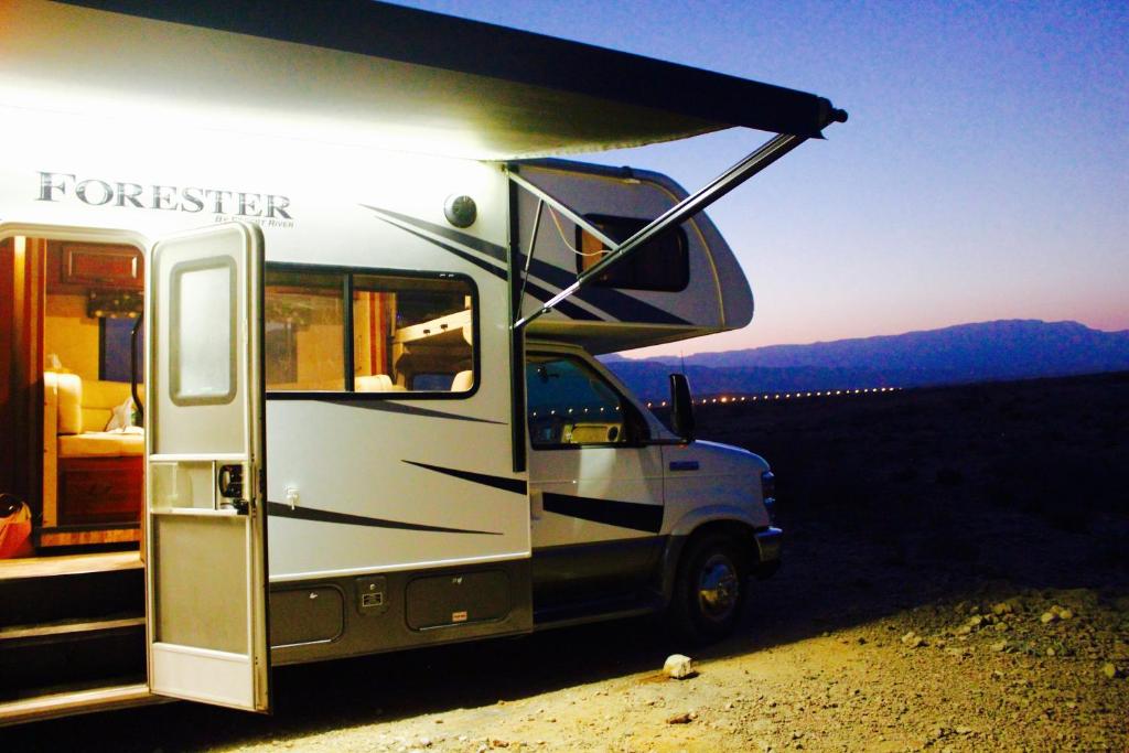 露营地 oman motorhomes(阿曼房车旅馆)