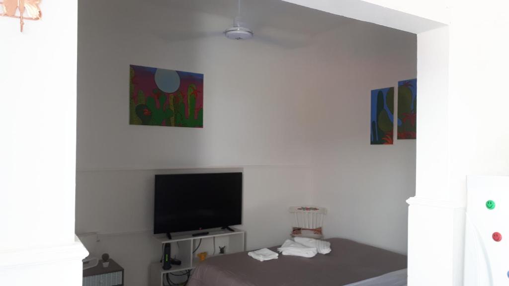 福尔摩沙Apartamento Uriburu-Con Cochera的白色的客房配有床和平面电视。