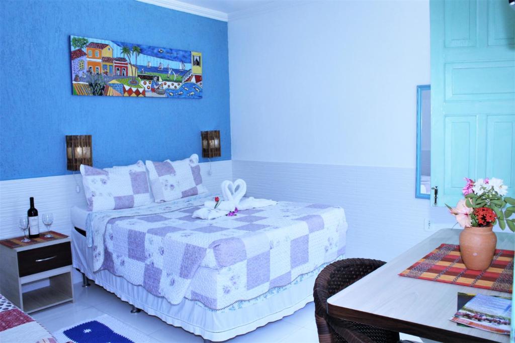 塞古罗港Porto Bahia Hotel的卧室配有一张床和一张桌子