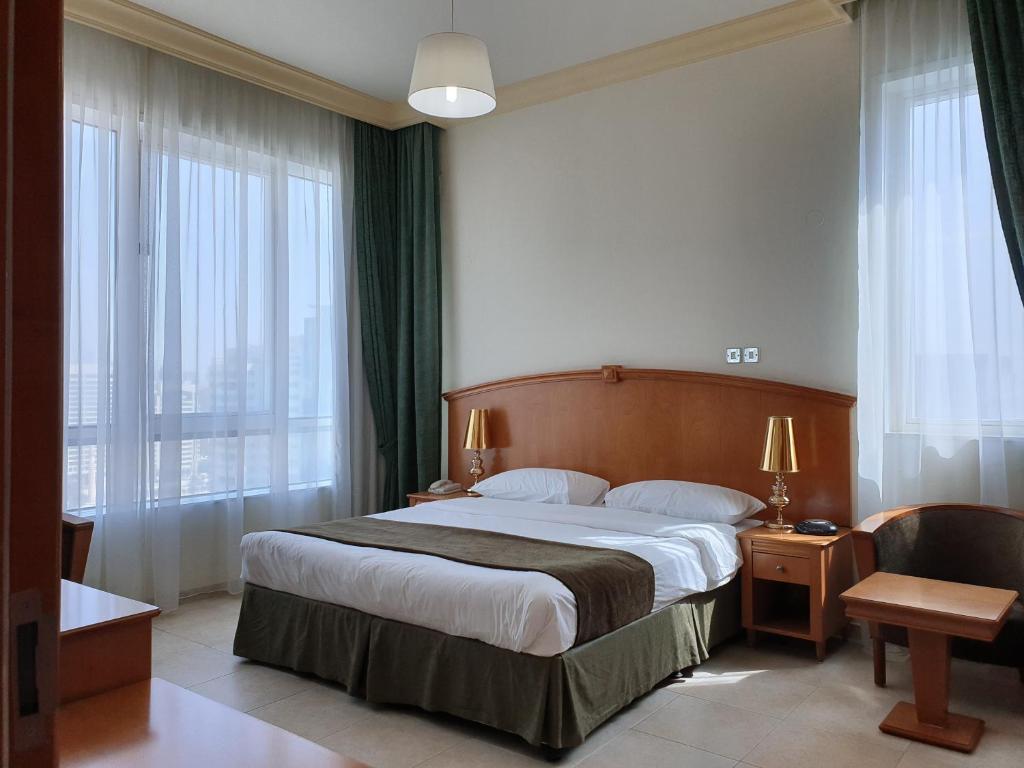 阿布扎比Platinum Hotel Apartments的酒店客房设有一张床和一个大窗户