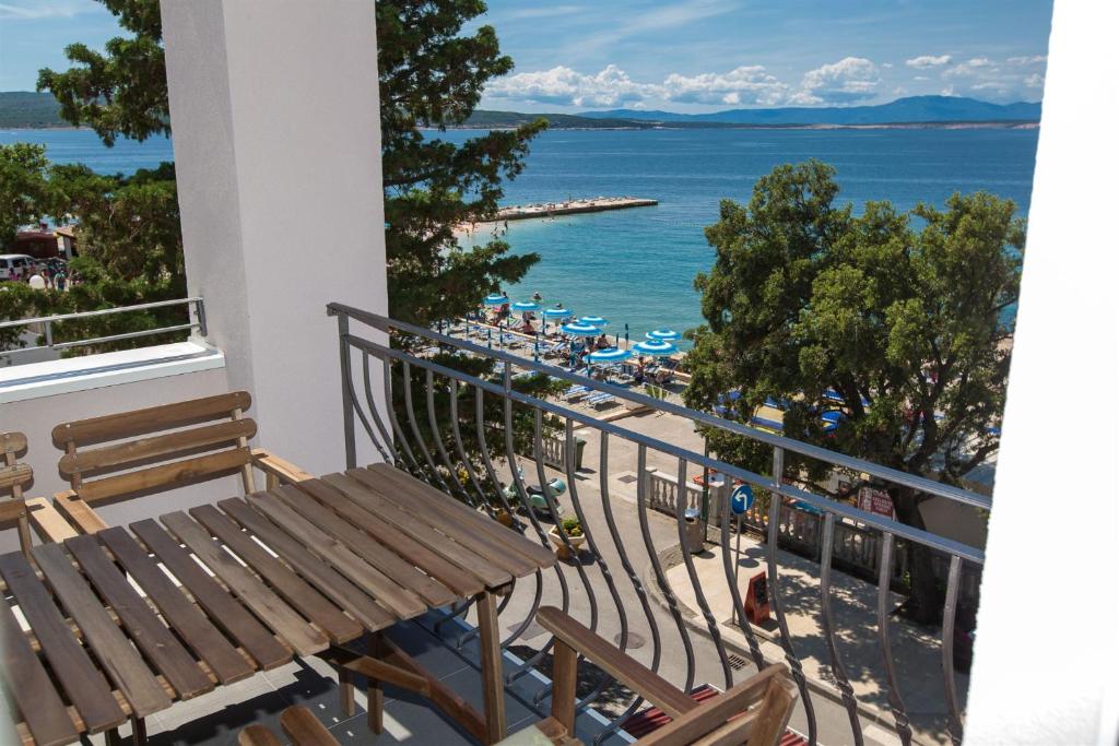 塞尔瑟Apartmani Plaža的阳台设有长凳,享有海景。
