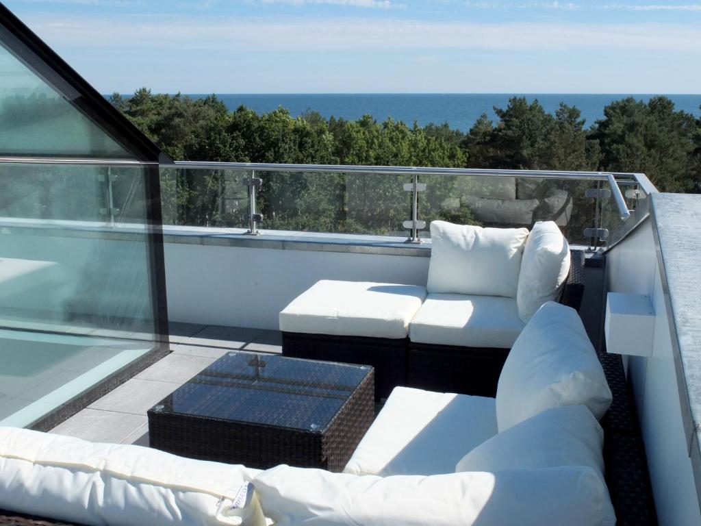 宾茨Ferienwohnung Albatros的阳台配有白色家具,享有海景。