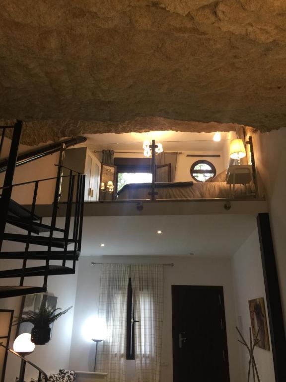 塞特尼尔Casa Cueva Un Rincón en la Roca的阁楼公寓的顶层享有风景