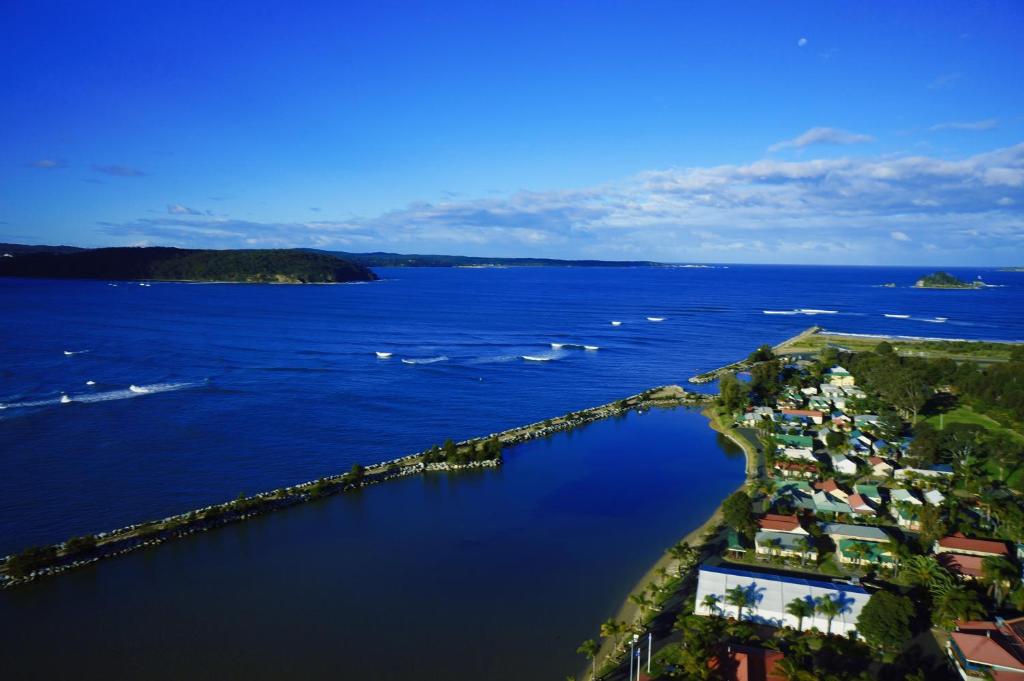 巴特曼斯贝Batemans Bay Marina Resort的一大片水体的空中景观