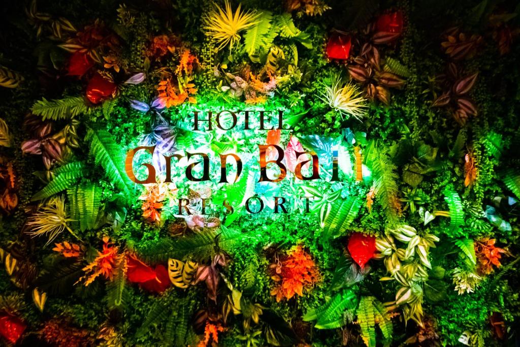 川崎Hotel Gran Bali Resort的 ⁇ 虹灯标志,显示酒店大宴会厅