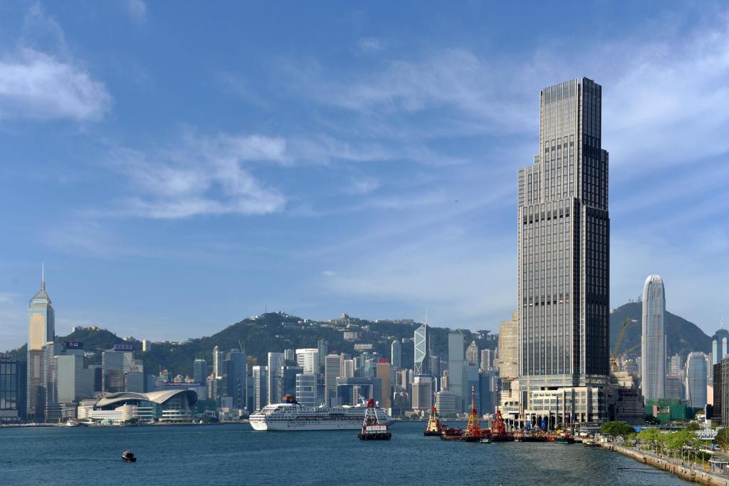 香港香港瑰丽酒店的城市天际线,高楼高,水中泛舟