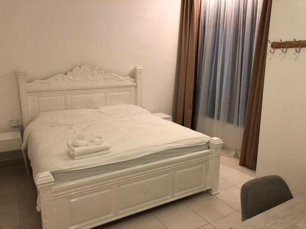 RingletBrand New Apartment in Local Neighbourhood的客房内的白色床和2条毛巾